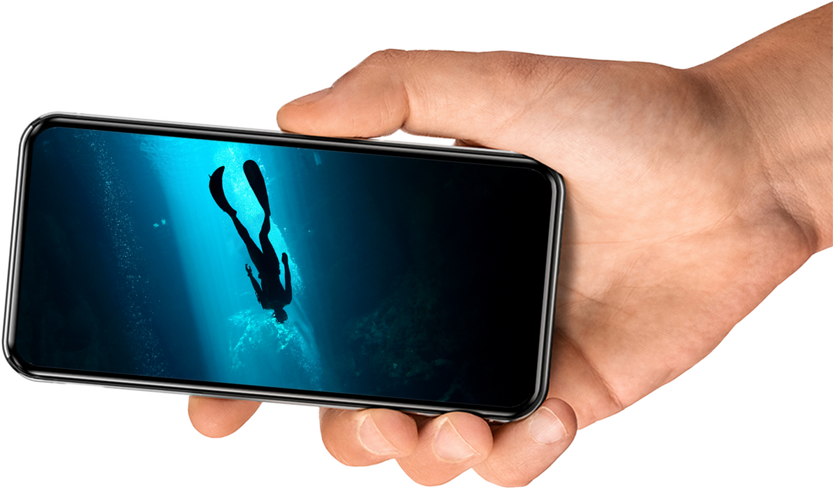 Darstellung eines Tauchers in der Tiefe auf einem Smartphone, dass in der Hand gehalten wird